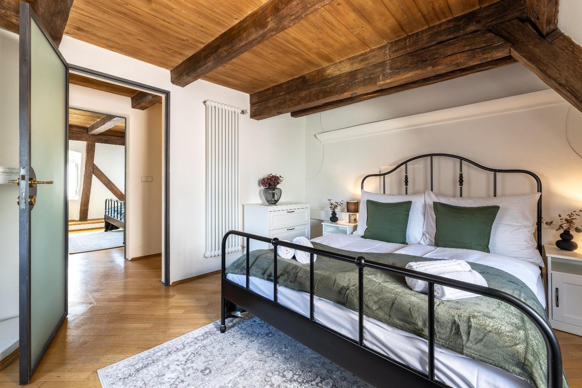 Luxury Retreat By Charles Bridge Apartment *